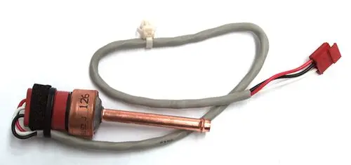 Drucksensor von Daikin mit einem Kupferrohr und mehreren elektrischen Anschlüssen, montiert auf einem flexiblen Kabel.